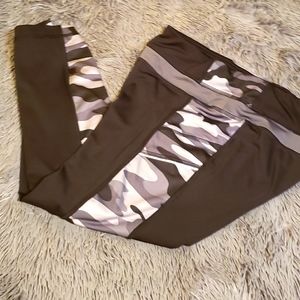 Active Life Black Camoflage Capri Leggings